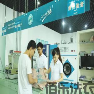 干洗店是如何处理这些特殊污渍呢？尤其是冬天的衣物上弄到污渍真是一件苦恼的事情，然而这些特殊的污渍，比如油渍，这是比较难处理的，所以大家都会选择把衣物送到专业的干洗店去处理，那么干洗店是如何处理这些特殊污渍呢？下面小编就给大家讲讲，希望对大家有帮助。　