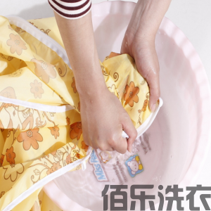 洗衣服是我们生活中每天都会做的事情，许多的美眉们或者家庭主妇们都是很烦恼的，为什么呢?因为一些油渍或者白衣服上的一些污渍都是没办法去掉或者不容易去掉，用漂白水又特别的伤衣服，那么要怎么做才能够做到让我们的衣服变得很有光泽呢?　　1. 白衣服上面有火锅