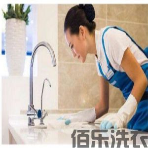 昨日，由省商务厅、市商务委指导，成都市家政服务行业协会主办的2018全国（成都）家政服务业高品质发展峰会在成都召开。记者从会上了解到，2018年全市家政服务行业收入超过150亿元，同比增长11%。观点生活性服务业正向精细高品质转变峰会上，来自北京、上海、广州等20多个省市的200多位企业精英及行业代表就提升从业人员的服...