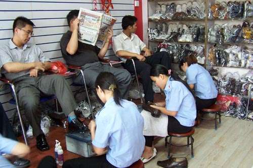 (1) 大学生开修鞋加盟店月入近万