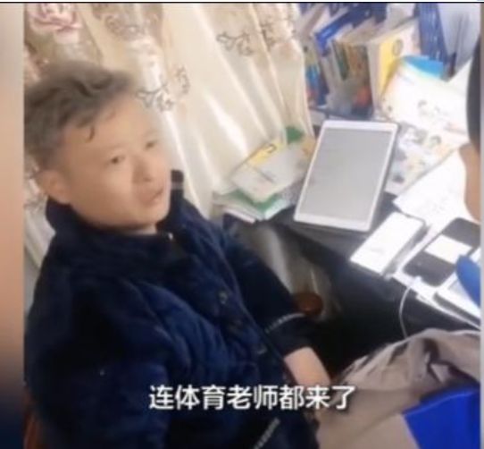 (5) 小学生上网课什么样?逼疯家长,笑坏网友...(图6)